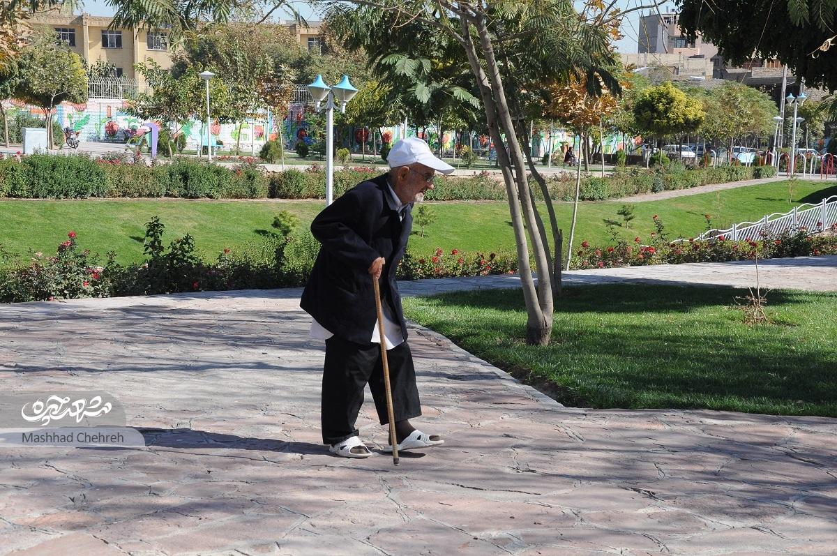حاج‌علي مرادي نوجواني‌اش را در زمان احمدشاه گذرانده‌ است