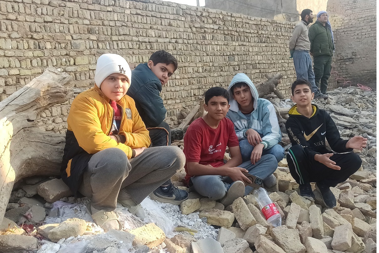 پسرهای محله خاتم‌الانبیا(ص) در اردوهای جهادی هم می‌سازند، هم ساخته می‌شوند