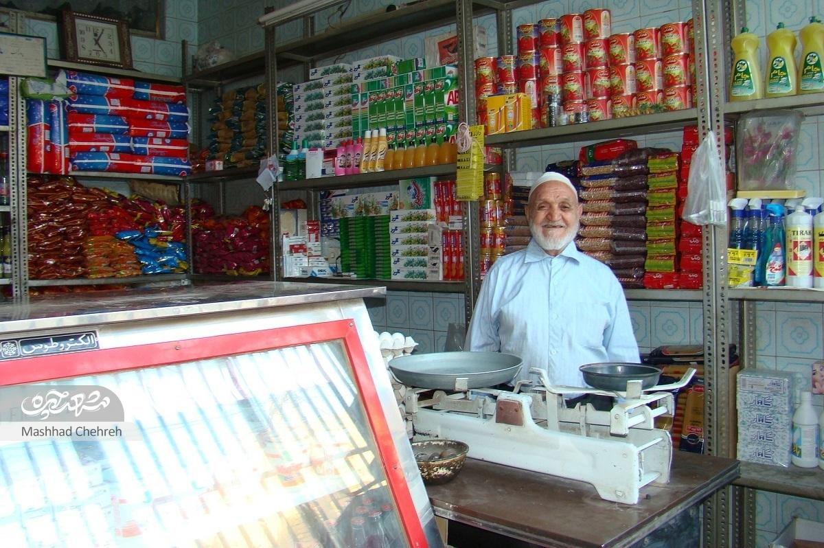 رنگ و روی مغازه‏ عموقربانعلی به سبک قدیم است