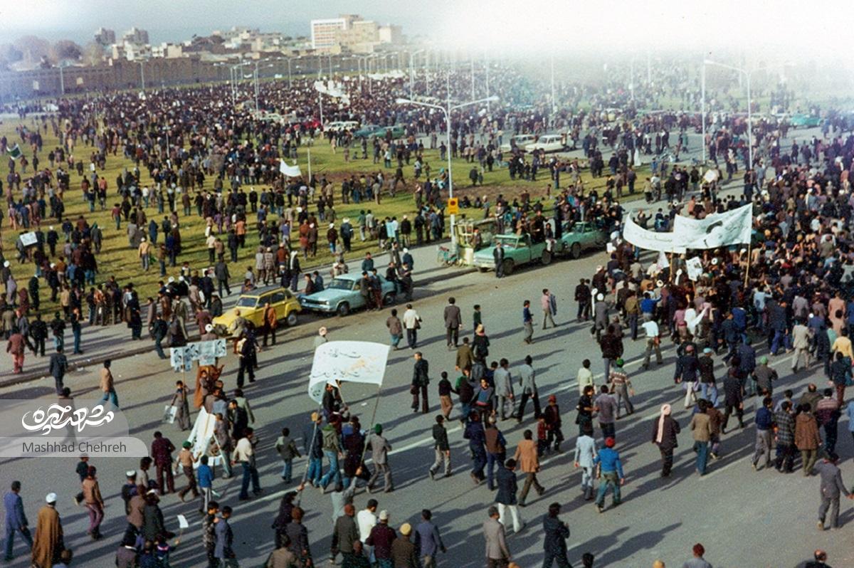 تظاهرات مردم مشهد بعد از فجایع خونین ۹ و ۱۰ دی ۵۷ همچنان ادامه داشت تظاهرات مردم مشهد بعد از فجایع خونین ۹ و ۱۰ دی ۵۷ همچنان ادامه داشت