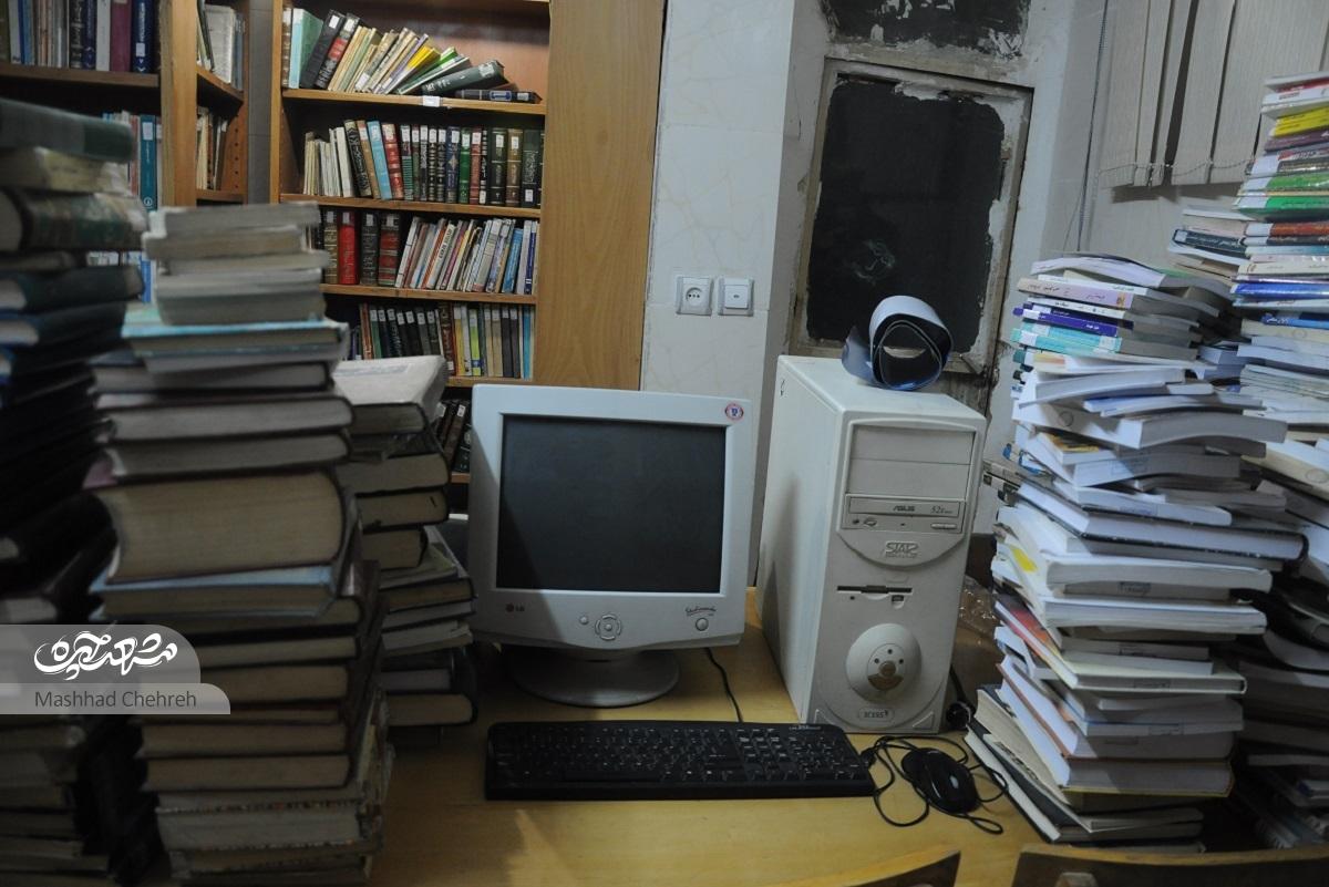 حسینی منزلش در گلشهر را کتابخانه‌ای با ۲ هزار جلد کرد