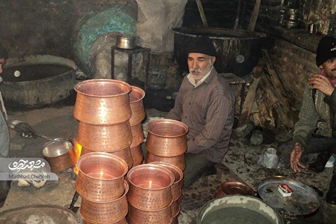 راسته بازار مسگران مشهد حوالی خیابان «سرخس» هنوز نفس می‌کشد