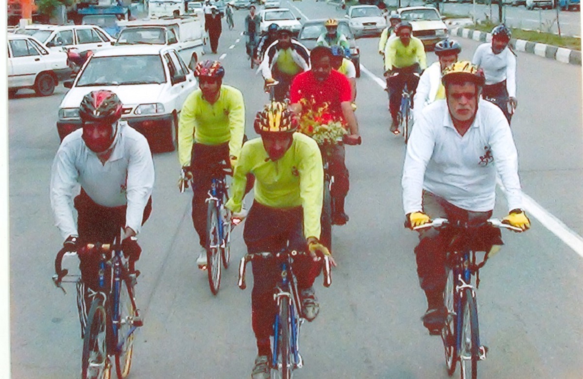 حسین مؤیدیان جانبازی که یا یک دست و یک پا مسیر تهران تا مشهد را با دوچرخه می‌پیماید