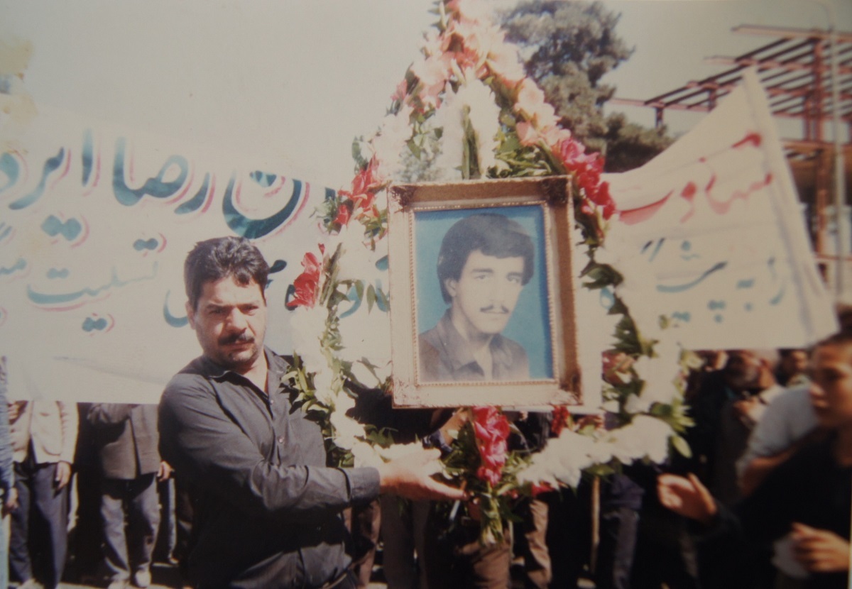 یک پلاک تنها یادگاری مادر غلامرضا ایزدی از فرزند شهیدش است