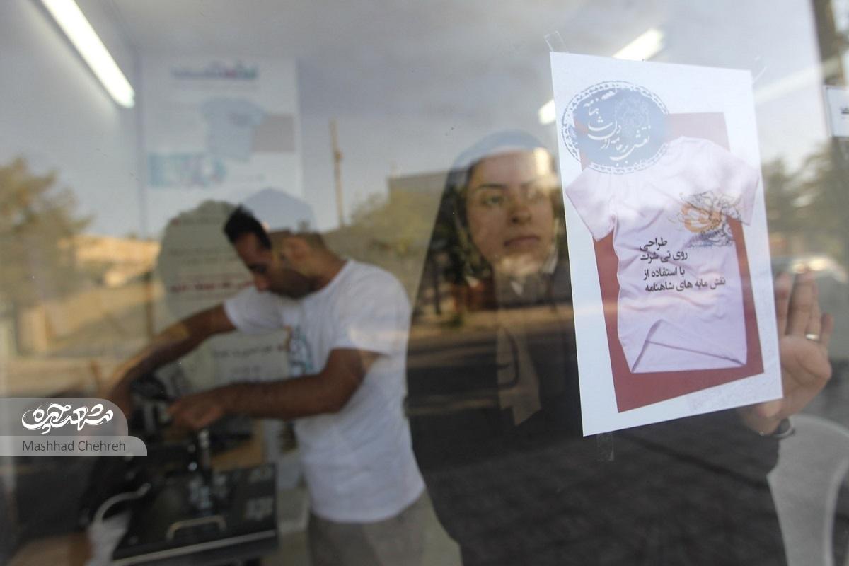 محمدرضا و زینب نقش‌های اسطوره‌ای شاهنامه‌ را روی تی‌شرت‌ آورده‌اند