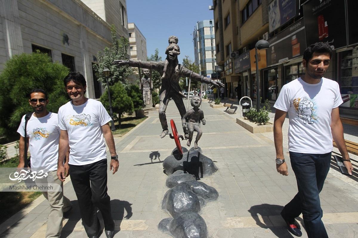 محمدرضا و زینب نقش‌های اسطوره‌ای شاهنامه‌ را روی تی‌شرت‌ آورده‌اند