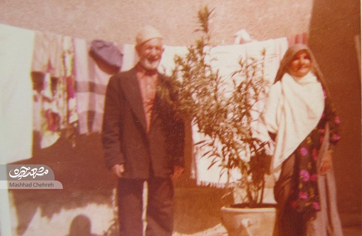 اوایل دهه 60، ننه جلال و همسرش در حیاط منزل شان