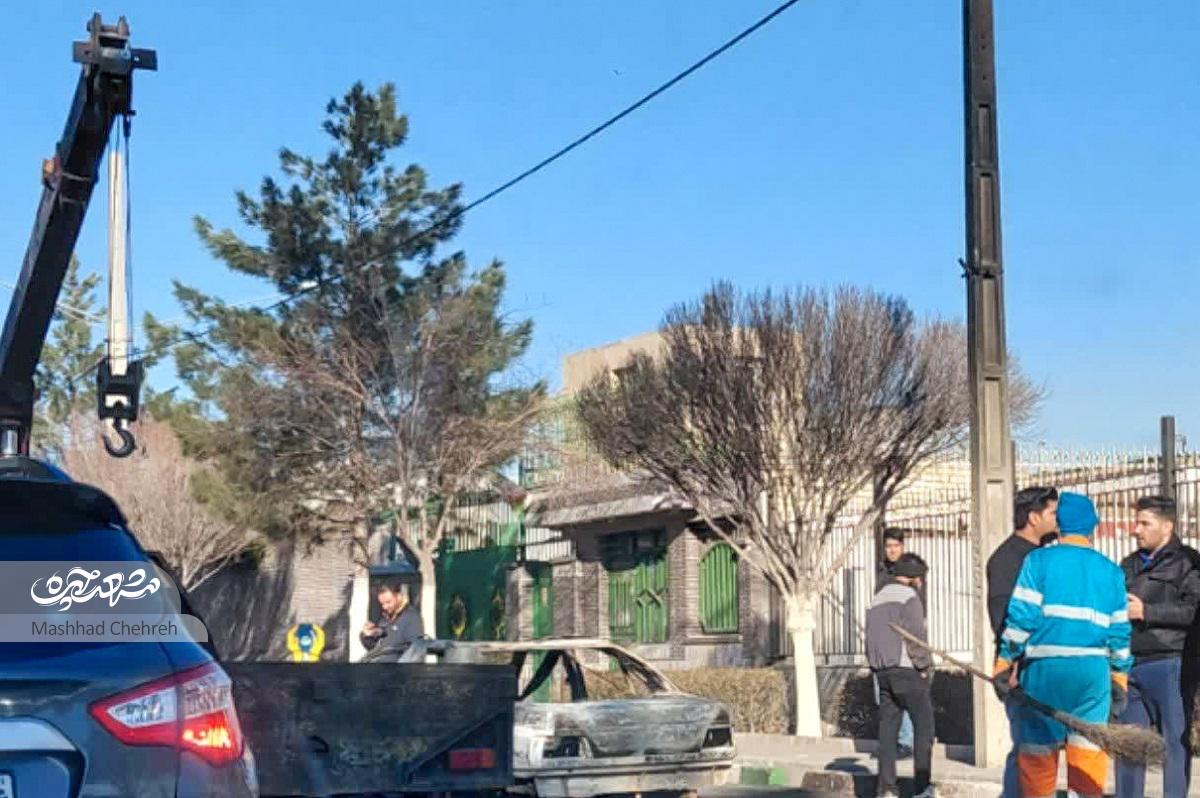 تعدادی از کسبه و اهالی الهیه، به کمک شهروندی رفتند که ماشینش در اغتشاشات دی‌ماه سوختمردمی بهتر از این نداریم