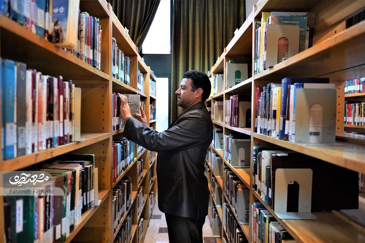 علیرضا ارجمندی، مدیر کتابخانه امامخمینی(ره) در محله کودکیاش خدمت میکند علیرضا ارجمندی، مدیر کتابخانه امامخمینی(ره) در محله کودکیاش خدمت میکند