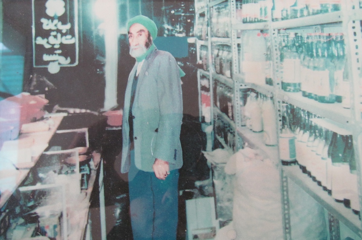 در خانواده ظریف نسل اندر نسل عطاری را آموختهاند در خانواده ظریف نسل اندر نسل عطاری را آموختهاند