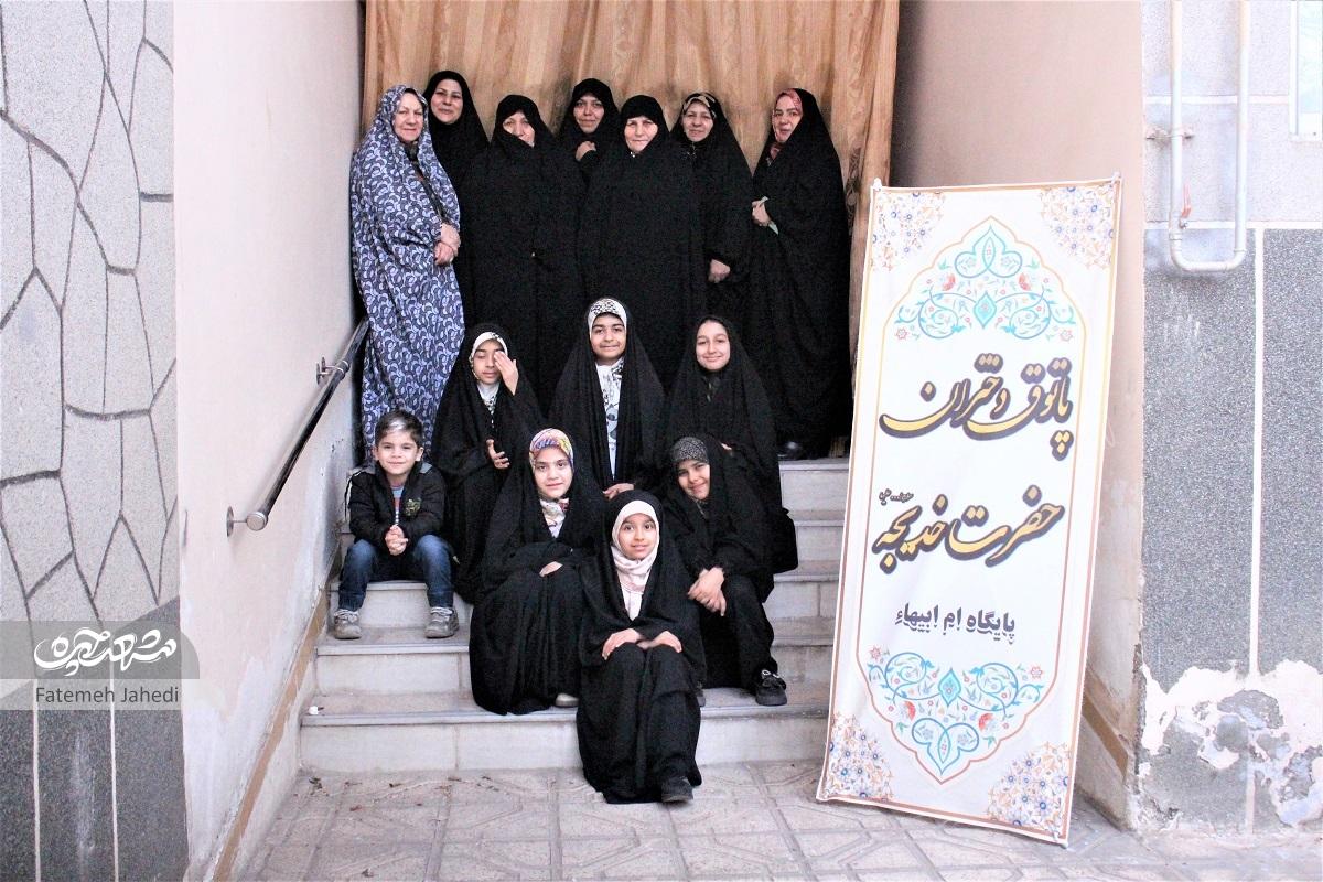 پدر و مادر شهید کریمزادگان ۸ سالدرانتظار پسرشان بودند و حالا به یادش پذیرایپاتوق دخترانه مسجد محله هستندبرسد به روح بلند سعید پدر و مادر شهید کریمزادگان ۸ سالدرانتظار پسرشان بودند و حالا به یادش پذیرایپاتوق دخترانه مسجد محله هستندبرسد به روح بلند سعید