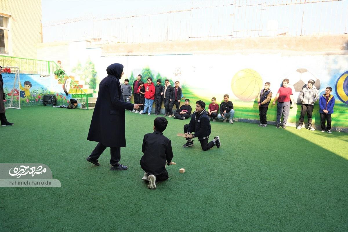 الهام یزدی، زنگ تفریح دانشآموزان را با بازیهای بومیمحلی پیونده زده است الهام یزدی، زنگ تفریح دانشآموزان را با بازیهای بومیمحلی پیونده زده است