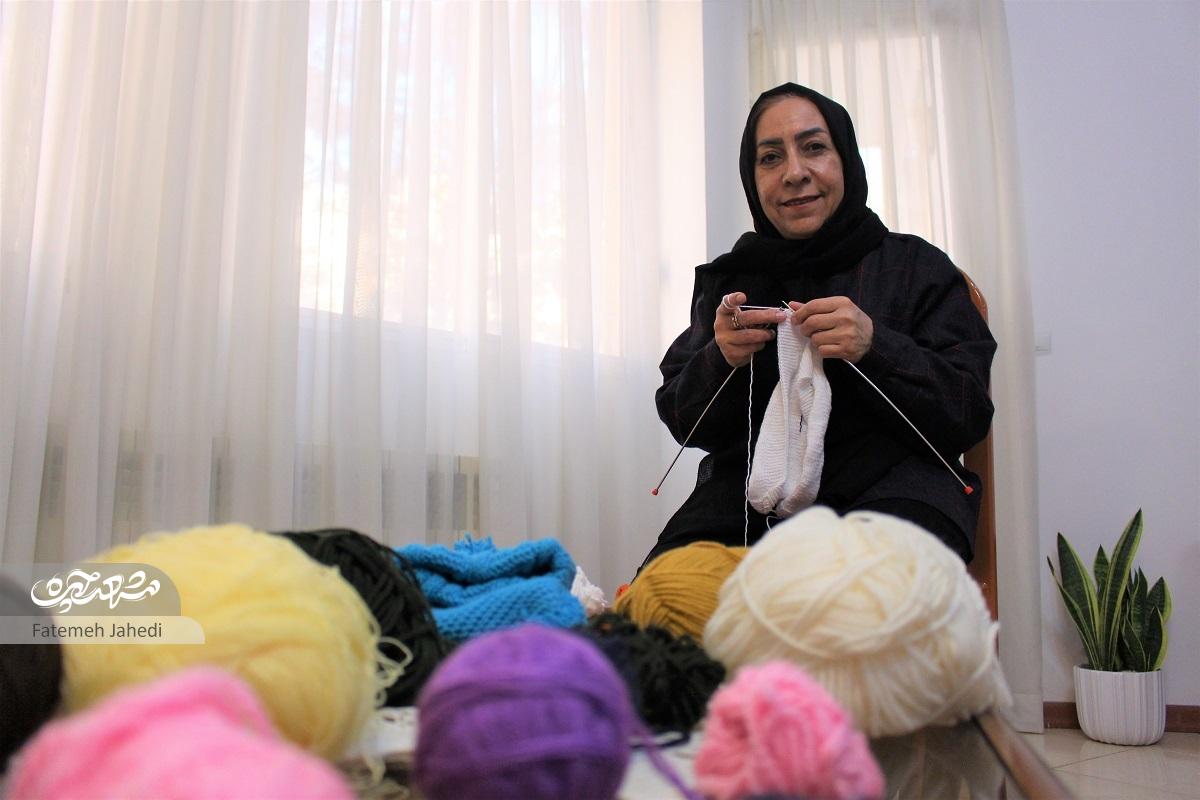 طاهره صفارکاخکی با بافتنی‌هایش به اطرافیان خیر رسانده است