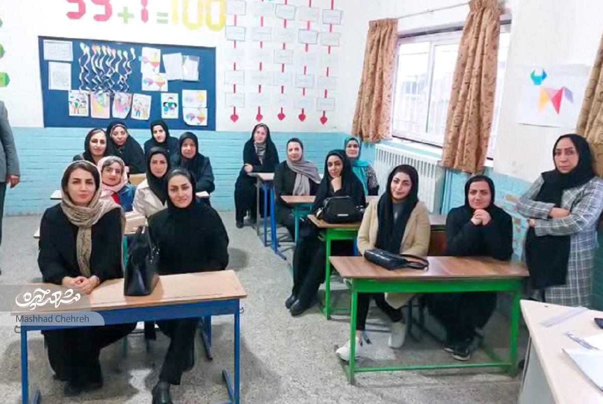 طاهره صفارکاخکی با بافتنی‌هایش به اطرافیان خیر رسانده است