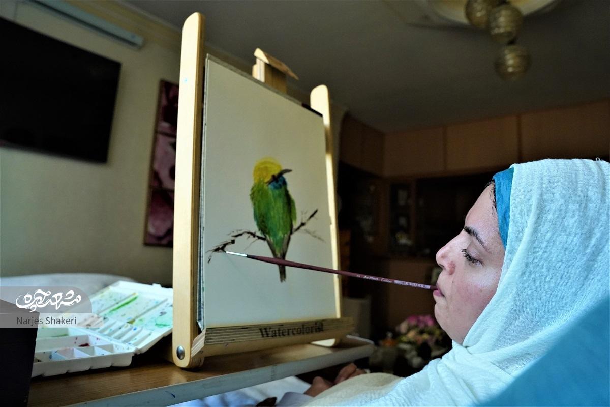 روایتی از هنرمندی که با دهانش نقاشی می‌کشد و با اراده‌اش کارآفرینی می‌کند