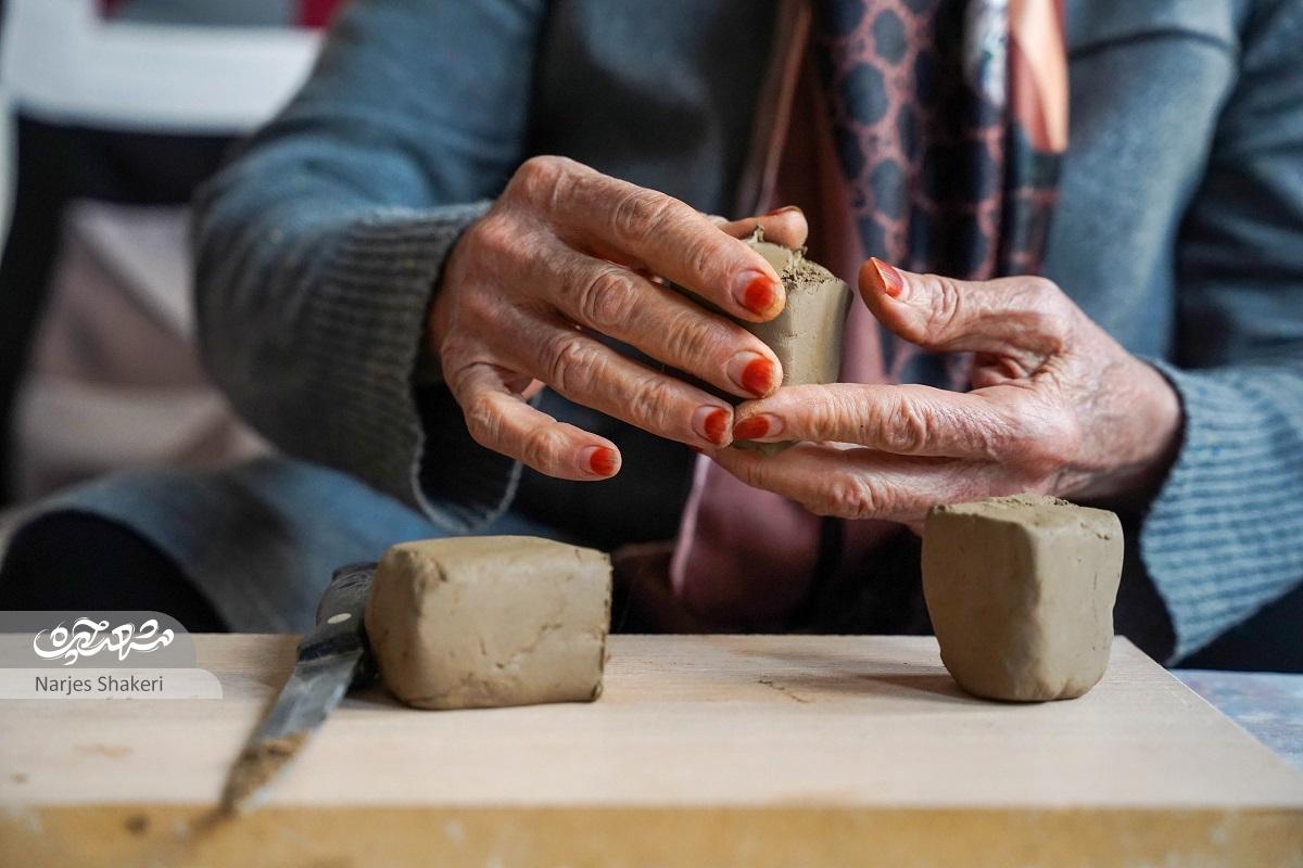 داستان بانویی که مُهرهای شکسته اهالی را بازسازی می‌کنددست‌های نیایشگر عذرا خانم