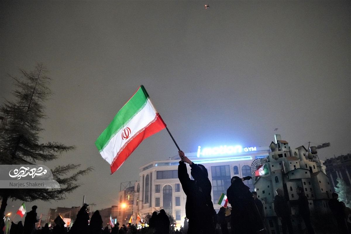 اهالی مناطق ۱۱ و ۱۲ سوگوار رهبر شهید و پشتیبان نیروهای نظامی ایران اسلامی هستند اهالی مناطق ۱۱ و ۱۲ سوگوار رهبر شهید و پشتیبان نیروهای نظامی ایران اسلامی هستند
