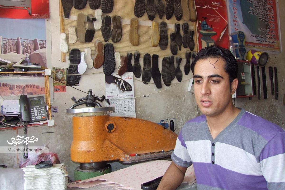 بازار مواد اولیه کفش محله طلاب مشهد است