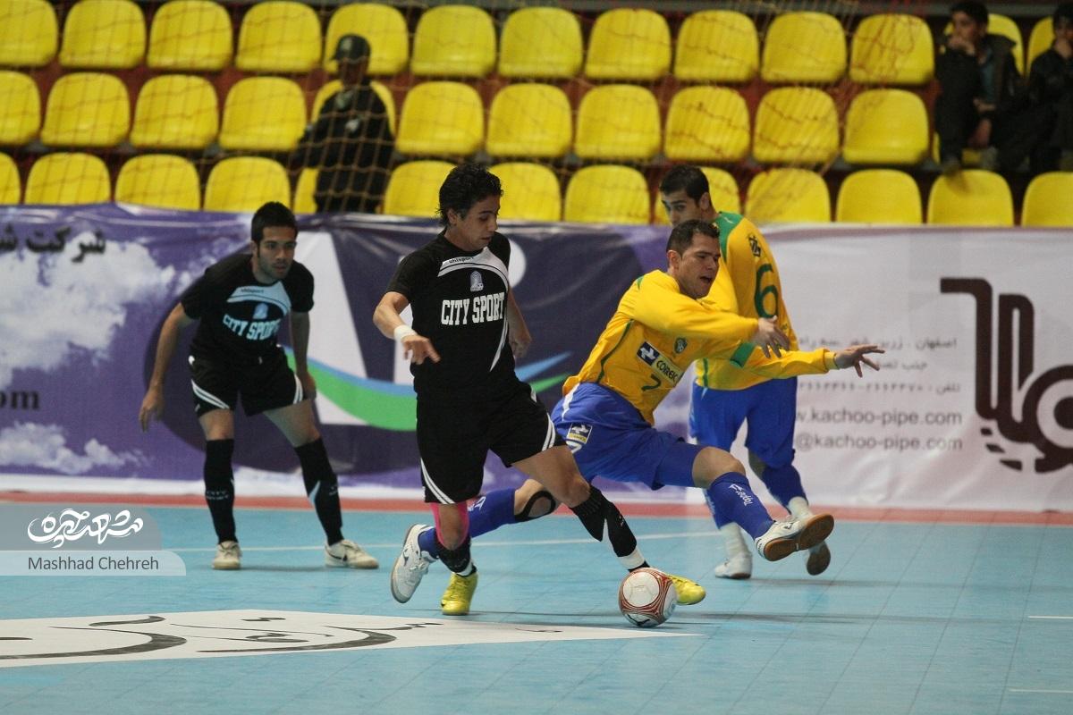 حسین طیبی دوست دارد برای طلابیها یک فوتسال درست کند حسین طیبی دوست دارد برای طلابیها یک فوتسال درست کند