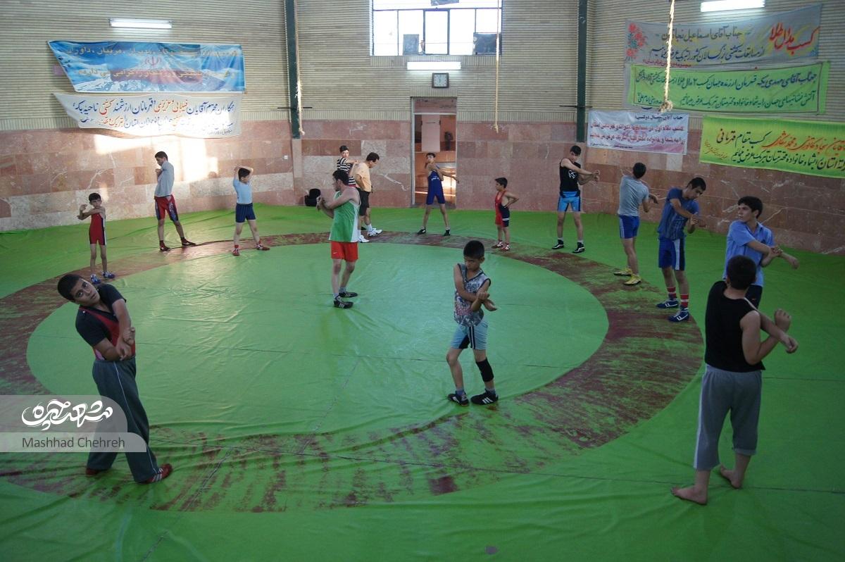 قاسم امینی‌فیلابی کشتی گیران جوان پنجتن را آموزش می‌دهد