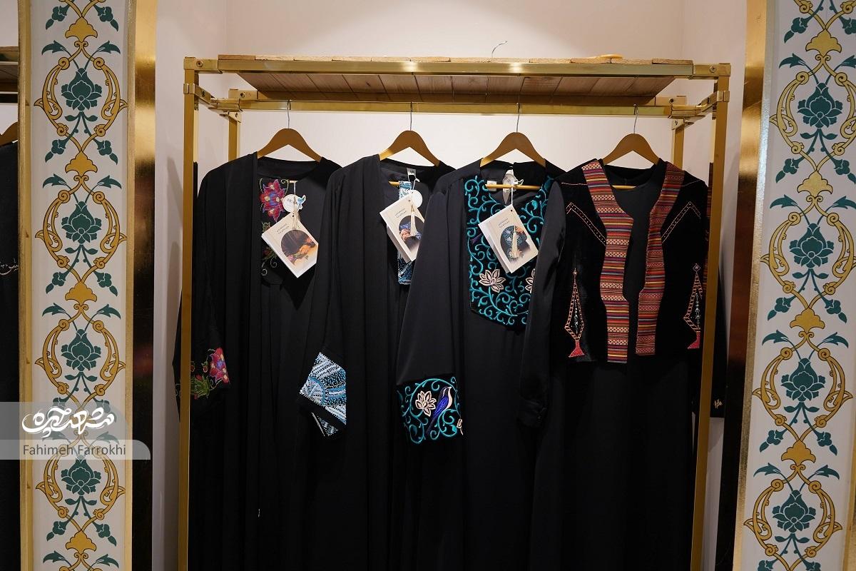 این خانم  با تلفیق طرحهای هنری و معماری در دوخت لباس، کارآفرینی کرده است این خانم  با تلفیق طرحهای هنری و معماری در دوخت لباس، کارآفرینی کرده است