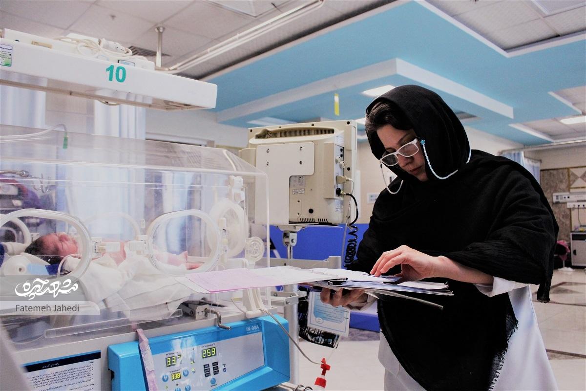 آریانه صدر نبوی از روزهایی میگوید که با عشق به بیماران خدمت میکند آریانه صدر نبوی از روزهایی میگوید که با عشق به بیماران خدمت میکند