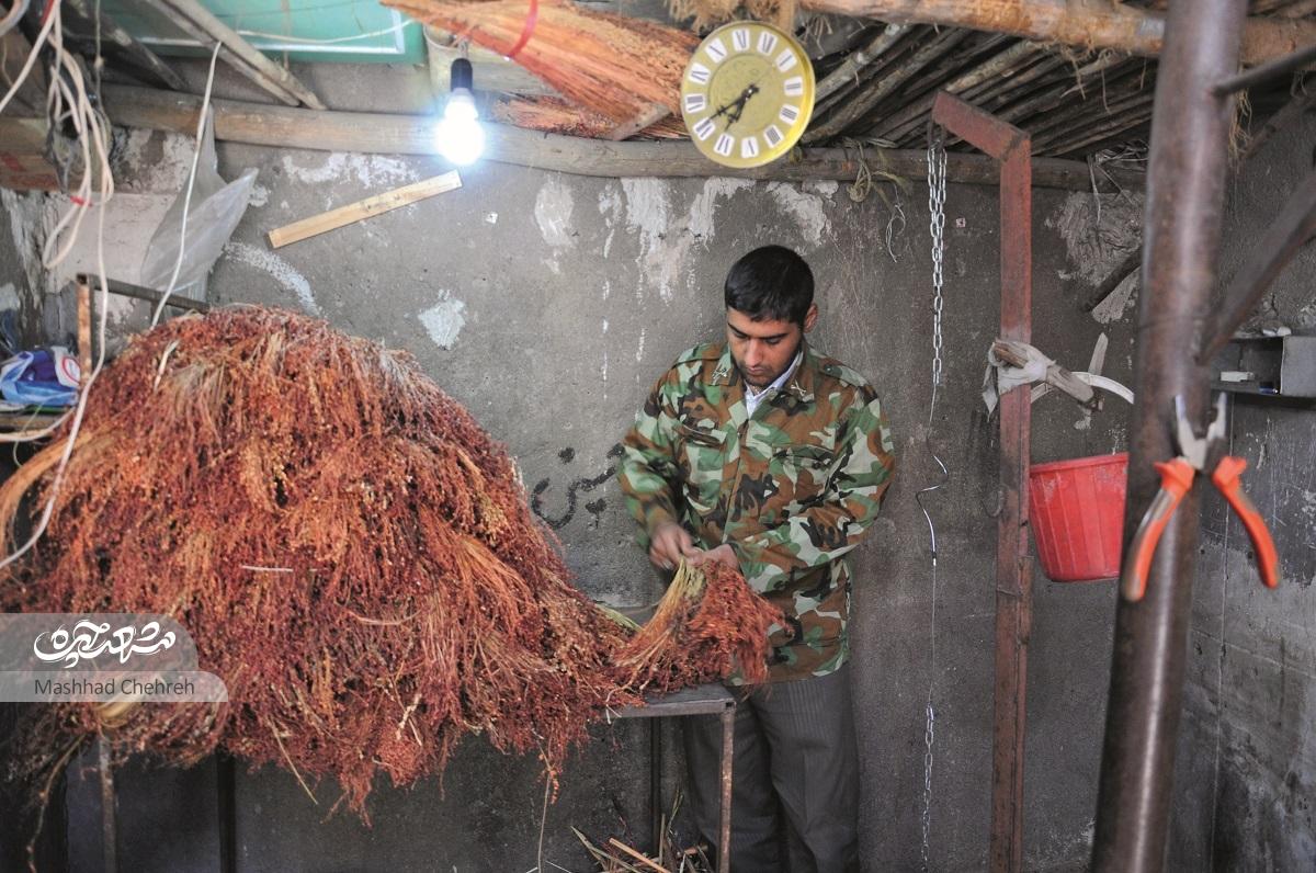 جاروبافان تلگرد ۱۲۰ ساله این حرفه را رها نکردهاند جاروبافان تلگرد ۱۲۰ ساله این حرفه را رها نکردهاند