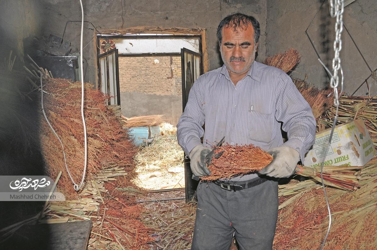 جاروبافان تلگرد ۱۲۰ ساله این حرفه را رها نکردهاند جاروبافان تلگرد ۱۲۰ ساله این حرفه را رها نکردهاند