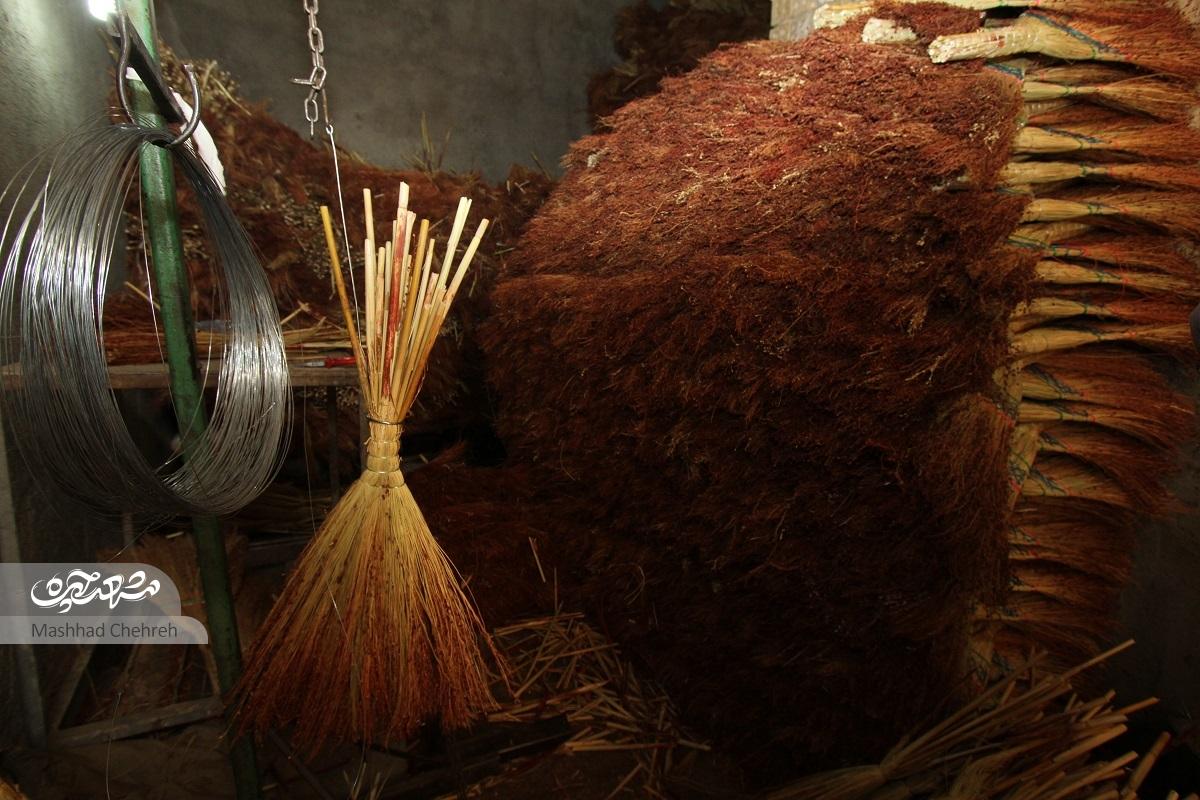 جاروبافان تلگرد ۱۲۰ ساله این حرفه را رها نکردهاند جاروبافان تلگرد ۱۲۰ ساله این حرفه را رها نکردهاند