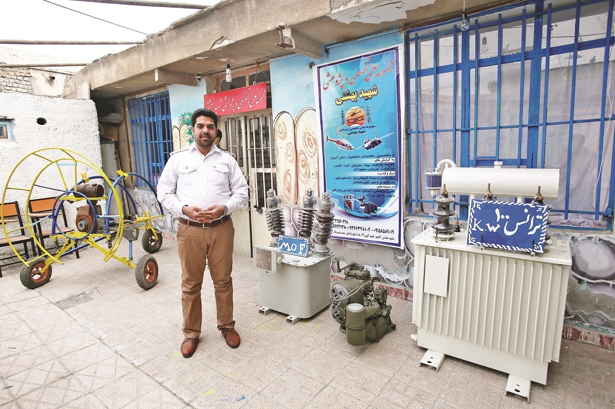 مخترع محله گلشهر که جدا از ساخت پهباد، کارگری و نویسندگی نیز کرده است