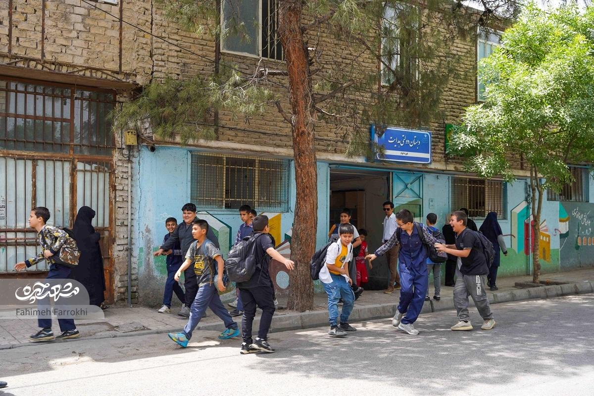 در انتظار مدرسه نیمه‌ساز محله ثامن
