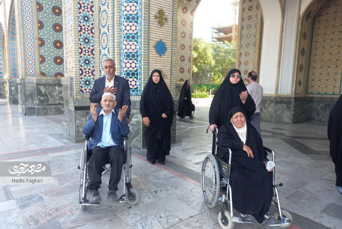 ساکنان محله خاتم‌الانبیا(ص)، هر هفته سالمندان را به حرم رضوی می‌برند