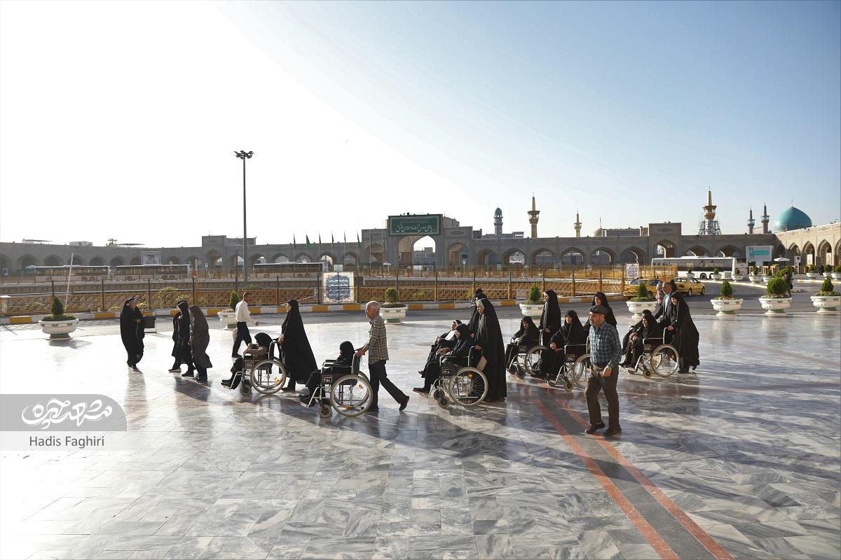 ساکنان محله خاتم‌الانبیا(ص)، هر هفته سالمندان را به حرم رضوی می‌برند