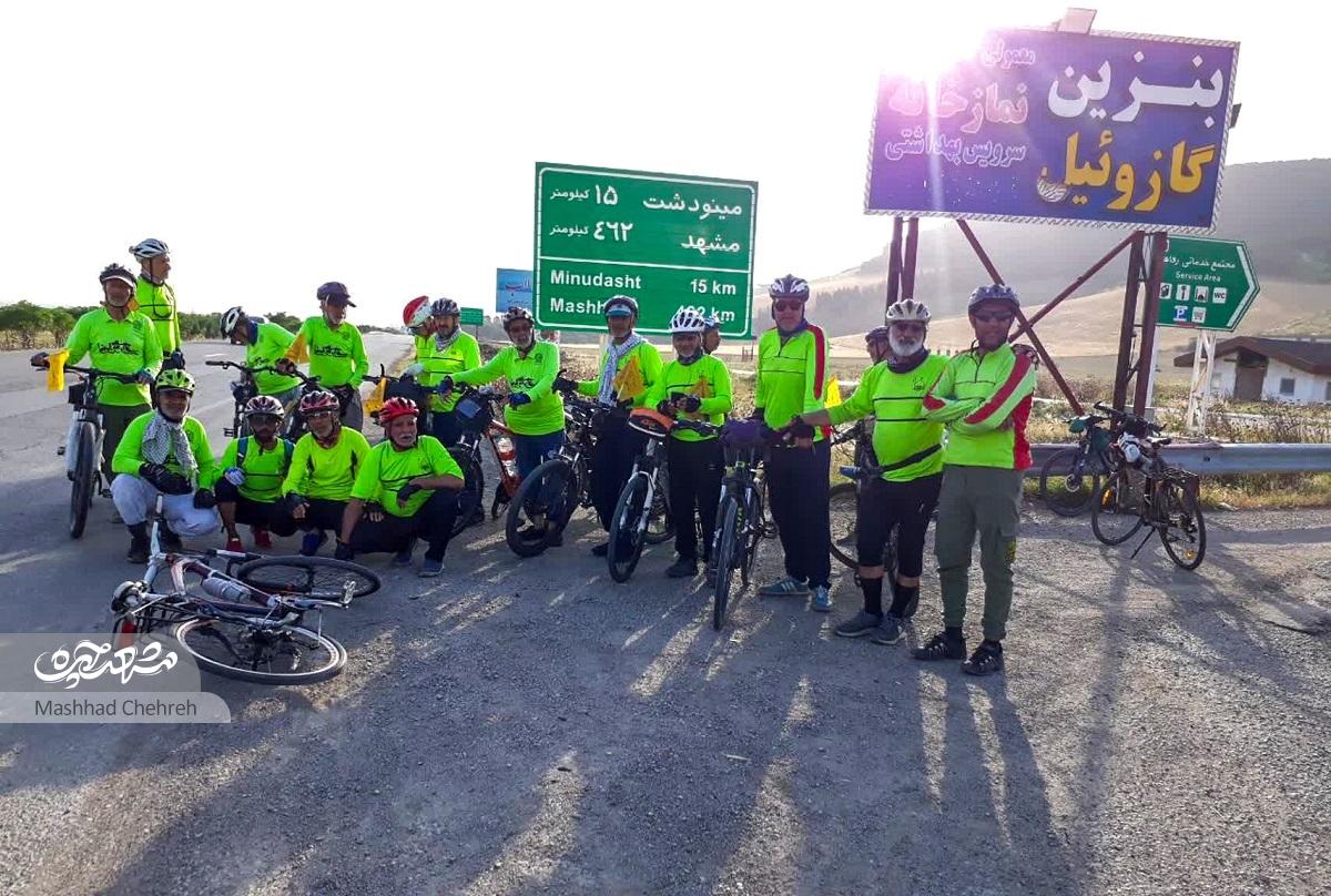 سیدمحمد حاجیان ۱۴ سال است در دهه کرامت مسیر قم تا مشهد را دوچرخهسواری میکند سیدمحمد حاجیان ۱۴ سال است در دهه کرامت مسیر قم تا مشهد را دوچرخهسواری میکند