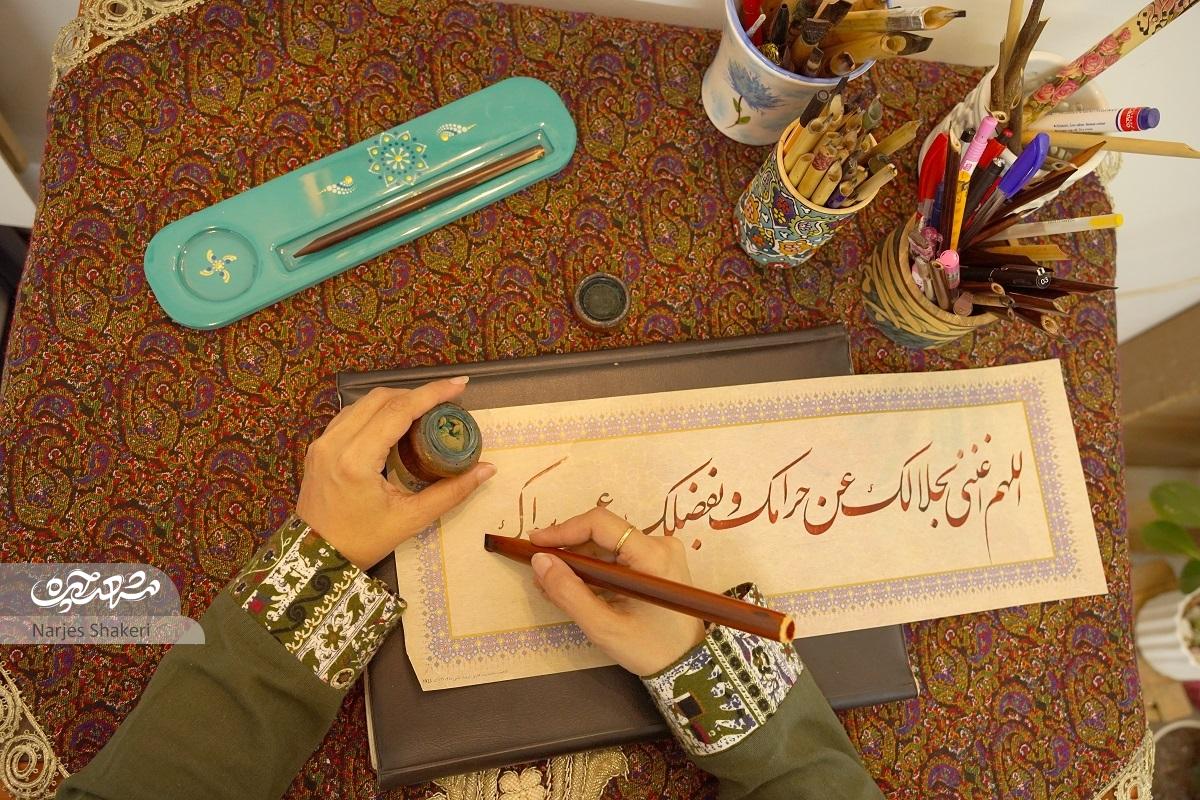 سمیه ناطقی، هنر خطاطیاش را در توصیف کرامات امامرضا(ع) به کار بسته است سمیه ناطقی، هنر خطاطیاش را در توصیف کرامات امامرضا(ع) به کار بسته است