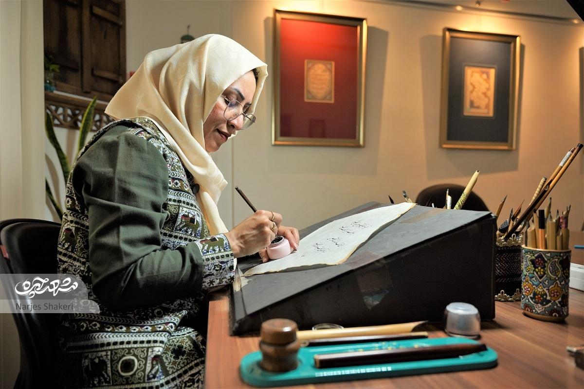 سمیه ناطقی، هنر خطاطیاش را در توصیف کرامات امامرضا(ع) به کار بسته است سمیه ناطقی، هنر خطاطیاش را در توصیف کرامات امامرضا(ع) به کار بسته است