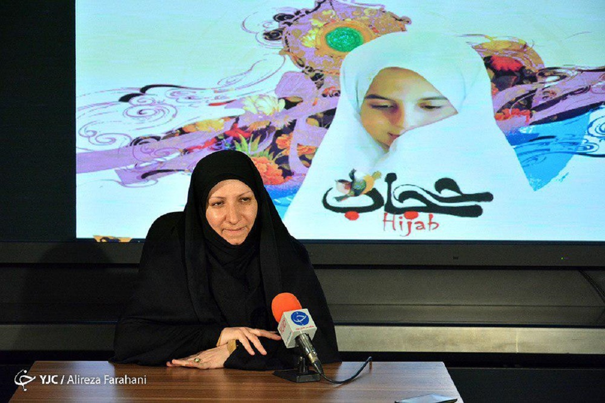 معصومه علیزاده سخنرانی که به شیوه شیخ کافی سخنرانی می‌کند