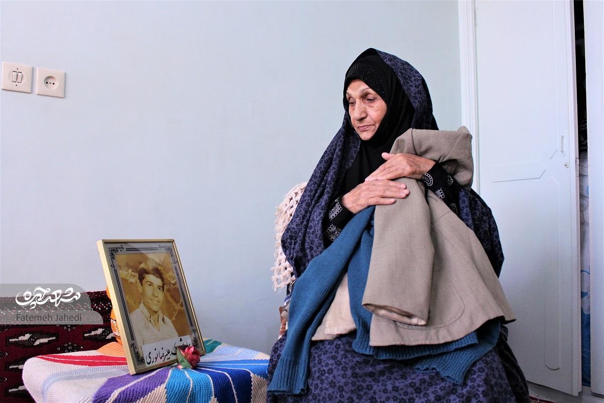 علیرضا نوری قبل از شهادت،عکس مزارش را با لب خندان گرفت علیرضا نوری قبل از شهادت،عکس مزارش را با لب خندان گرفت