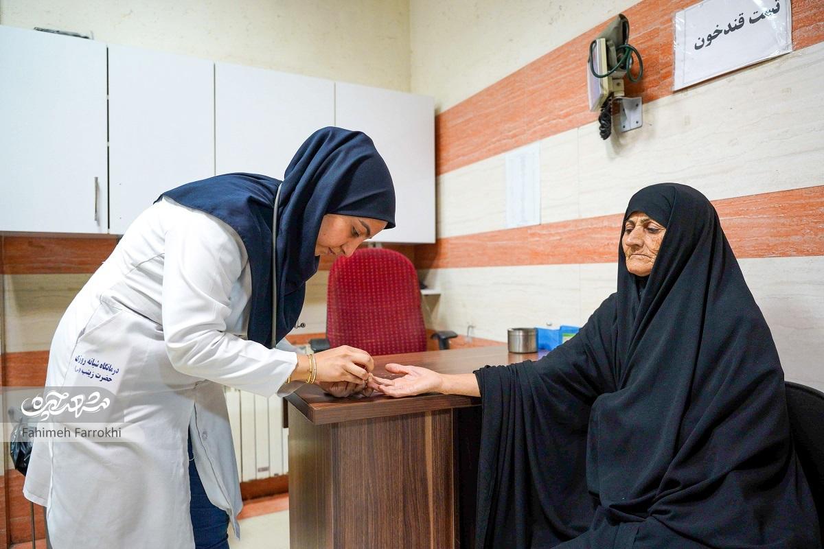 پرستاران درمانگاه شبانهروزی حضرت زینب(س) گلشهر از تحمل سختیهای کارشان میگویند پرستاران درمانگاه شبانهروزی حضرت زینب(س) گلشهر از تحمل سختیهای کارشان میگویند