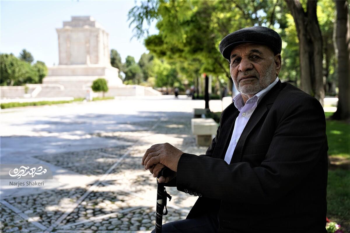 محمود ادیب سال‌ها ساکن و خادم آرامگاه فردوسی بود