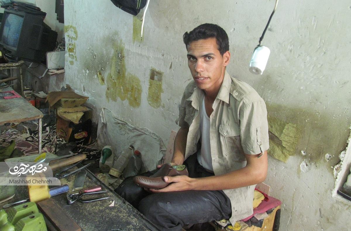 بچههای کارگاه تولیدی محله پنجتن با صمیمیت و همدلی اجزای یک جفت کفش را بههم میدوزند بچههای کارگاه تولیدی محله پنجتن با صمیمیت و همدلی اجزای یک جفت کفش را بههم میدوزند