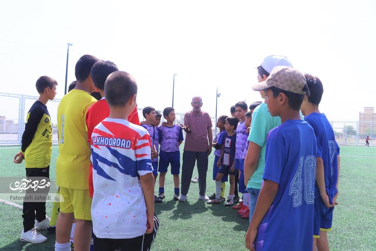 مربی فوتبال بچههای توس، هیچوقت از فوتبال جدا نشدهاستعشق تمام نشدنی جعفر آقا مربی فوتبال بچههای توس، هیچوقت از فوتبال جدا نشدهاستعشق تمام نشدنی جعفر آقا