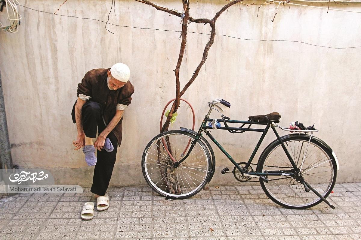 پیرمرد رکاب زن ۸۵ سالهای که دوچرخه پای ثابت او برای مسجد رفتن است پیرمرد رکاب زن ۸۵ سالهای که دوچرخه پای ثابت او برای مسجد رفتن است
