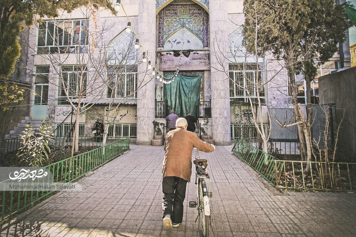 دوچرخه پای ثابت پیرمرد ۸۵ ساله‌ برای رفتن به مسجد است