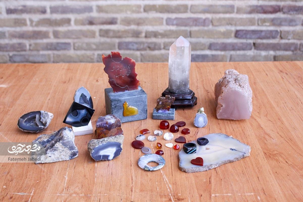 خانواده گوهرتراش «غلامیان» زندگیشان را وقف این هنر کردهاند خانواده گوهرتراش «غلامیان» زندگیشان را وقف این هنر کردهاند