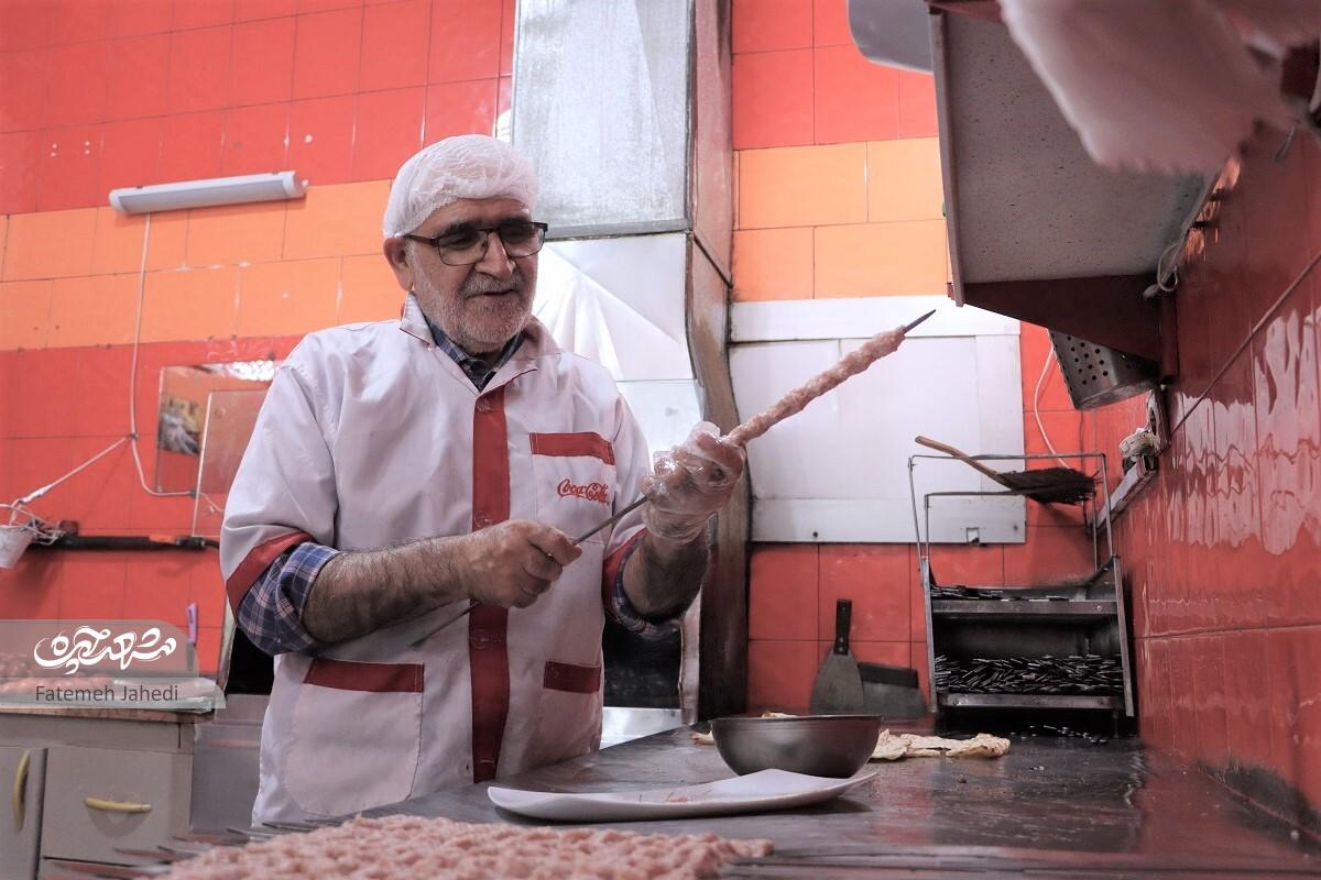 علی محمد قاسمی ۶۰ سال پای منقل کبابی علی محمد قاسمی ۶۰ سال پای منقل کبابی