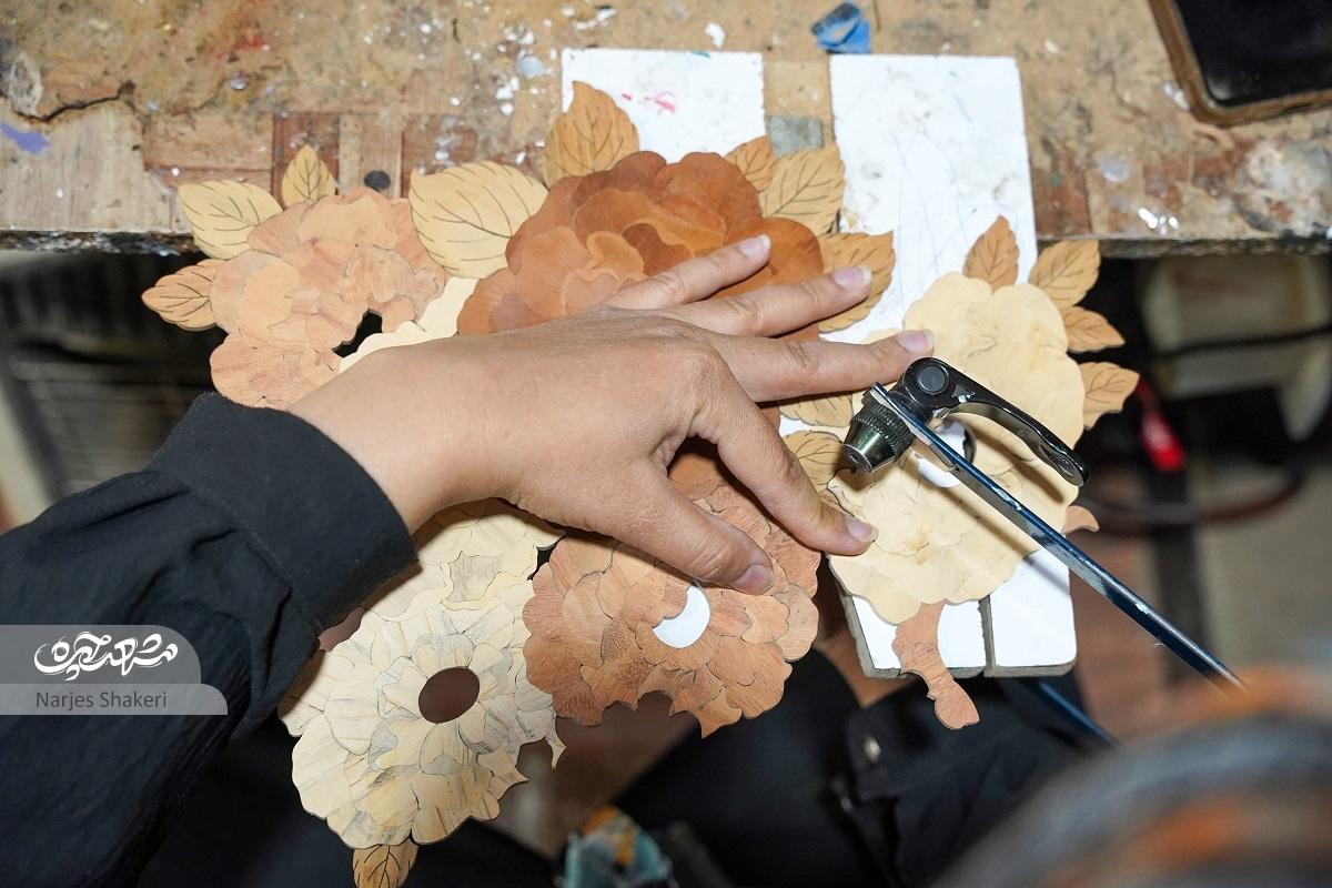 دنیای بانوی کارآفرین محله آزادشهر، با هنر منبت و معرق گره خورده استچوب برای ما حرمت دارد دنیای بانوی کارآفرین محله آزادشهر، با هنر منبت و معرق گره خورده استچوب برای ما حرمت دارد