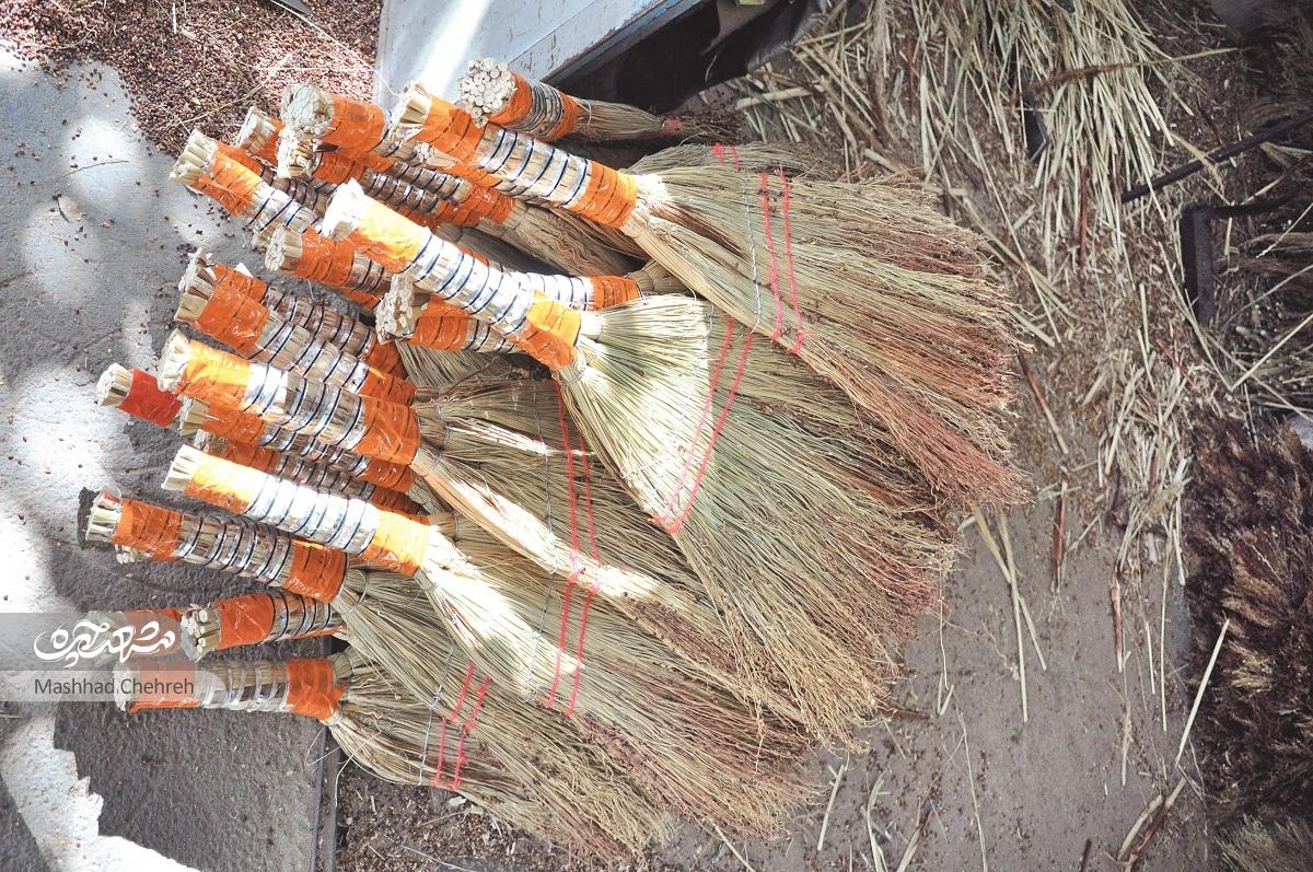 ابراهیم تبادکان ۴۰ سال است درمحله بهمن جاروبافی میکند ابراهیم تبادکان ۴۰ سال است درمحله بهمن جاروبافی میکند