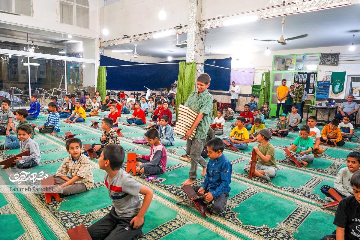 پای درس قصههای قرآن در مسجد حسینبنعلی(ع) پای درس قصههای قرآن در مسجد حسینبنعلی(ع)