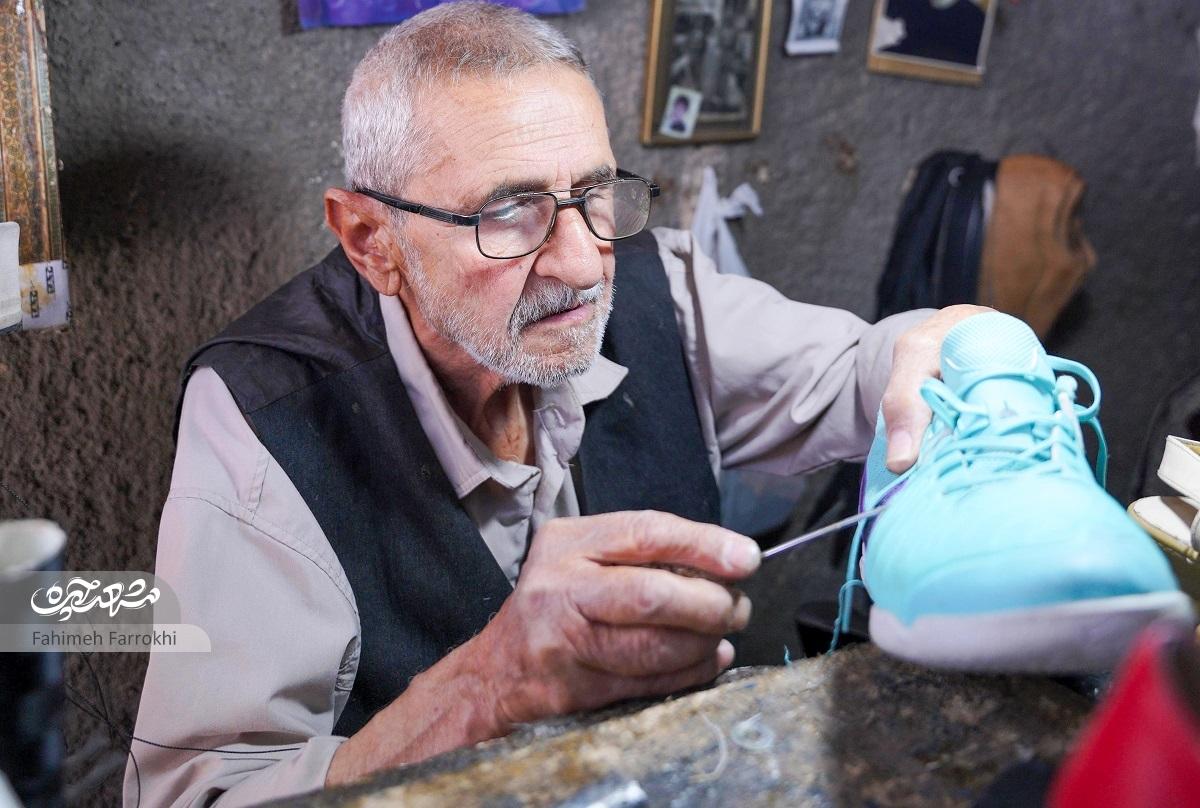 حاج عباس حاجیزاده، کفاش قدیمی که هوای مشتریانش را دارد حاج عباس حاجیزاده، کفاش قدیمی که هوای مشتریانش را دارد